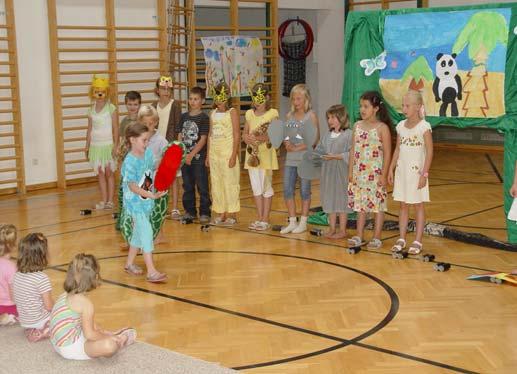 Auch die Kinder vom Hort feierten den Ferienbeginn Wandertag der Volksschule durch die Natur von Moosbrunn Tanja Grasel, unsere Hortbetreuerin, gab sich wieder alle Mühe, um mit ihren Schützlingen