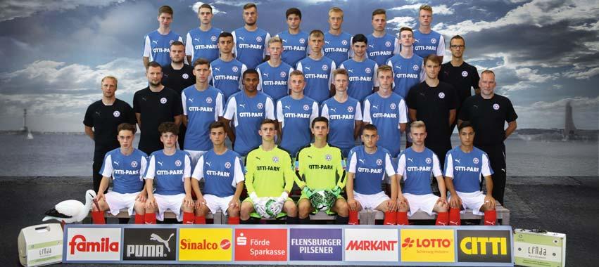 12 HOLSTEIN U17 Holstein U17 Alle an einem Strang Die U17 der KSV kehrte in der vorvergangenen Spielzeit in die Bundesliga Nord/Nordost zurück, belegte nach einer überragenden Saison Platz sieben und