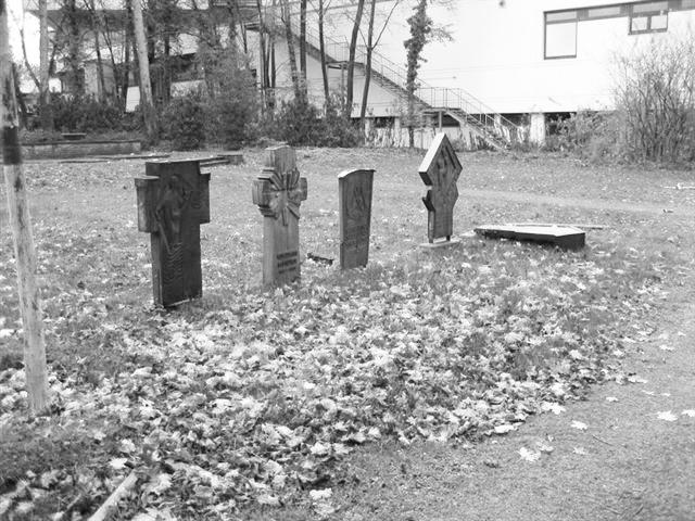 Alter Friedhof Hermülheim FJL Anfang Dezember 2011 haben sich bei mir im Pfarrhaus besorgte Mitbürger gemeldet und den schlimmen Zustand der Priestergräber und den Vandalismus auf dem alten