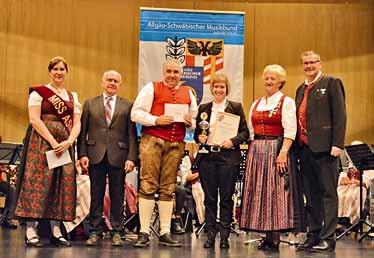 Die Musikvereinigung Thannhausen bei der Siegerehrung. Der Vorsitzende Werner Gryksa und Dirigentin Marina Beer (Dritter und Vierte von links) durften den Preis entgegennehmen.