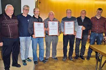 Unser Bild zeigt von links den Regisseur Anton Waldmann, Bernhard Horn (1. Vorsitzender, Autor und Regisseur), die vier neuen Ehrenmitglieder Xaver Deisenhofer.