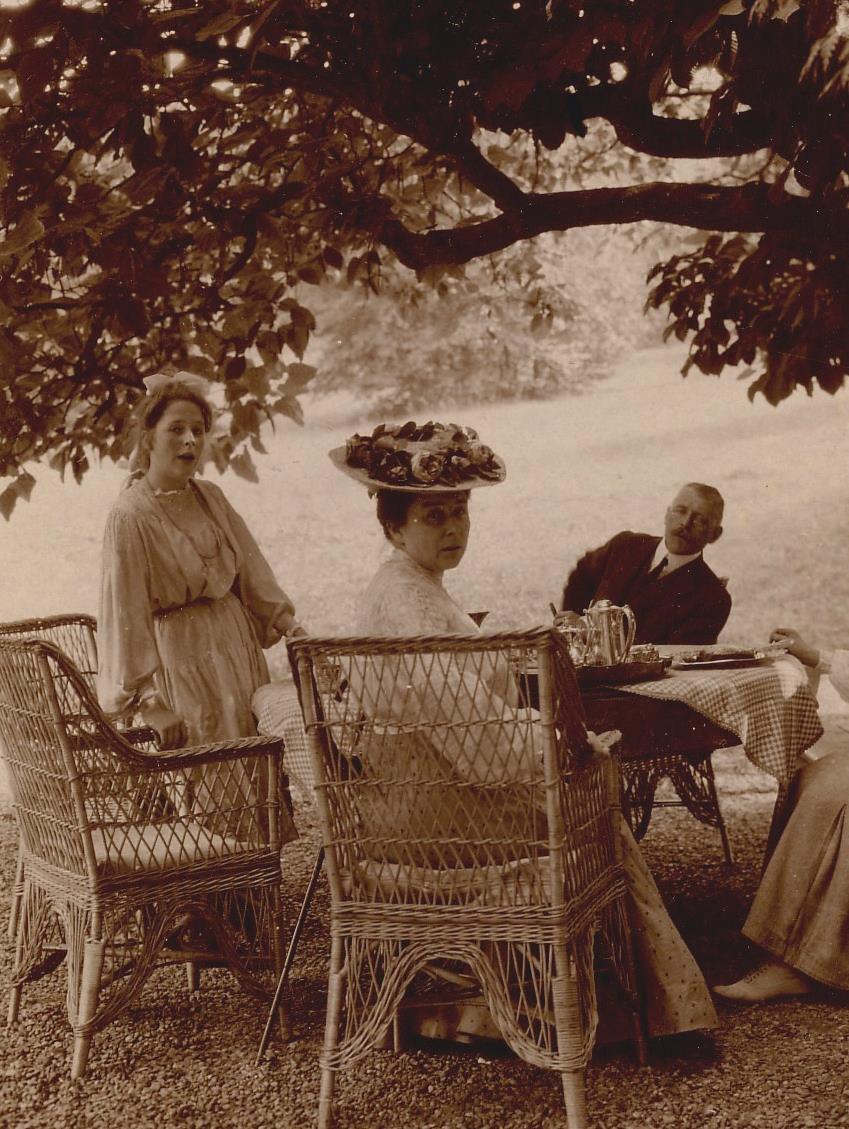 Abb. 4 Alice mit ihren Eltern, um 1910 Alice Schuster und Else C.