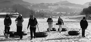 Familie Hechl des Staffnerhofes in Kössen organisierte wieder einen reibungslosen Ablauf beim Snowtubing, sodass die Kinder auf zwei unterschiedlichen Eisbahnen im Reifen den Berg hinabdüsen konnten.