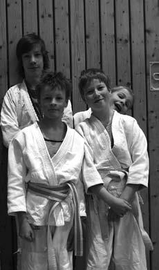 Am Vormittag waren die Kinder bis 14 Jahre an der Reihe. Alle waren mit vollem Eifer dabei und lernten u.a. wie wichtig Vertrauen, Respekt und Freundschaft im Judotraining ist.