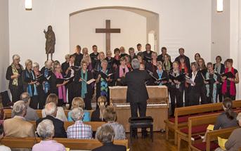 Chor der Ev. Friedens-Kirchengemeinde In unserem Chor singen zurzeit ca. 60 Sängerinnen und Sänger verschiedener Konfessionen und verschiedenen Alters, unter der Leitung von Hans Hermann Wickel.