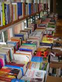 Bücherflohmarkt Wir sind insgesamt ca. 30 Personen, die mit viel Engagement jedes halbe Jahr den großen Bücherflohmarkt mit ca. 5000 gespendeten Büchern im Gemeindehaus organisieren.