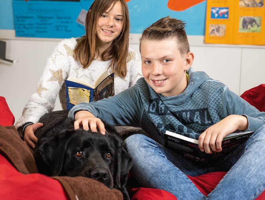 In Aktion Nadja und Fabian sind nur zwei von vielen Kindern, denen Labrador Benny allein schon durch seine Anwesenheit geholfen hat.