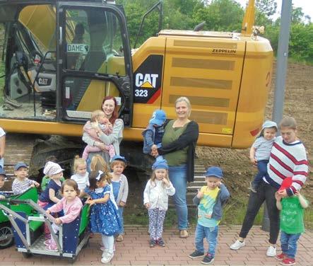 Fotos: AWO Kindertagesstätte Wiesengrund Ganz aufgeregt waren die Krippenkinder beim Besuch der Baustelle neben ihrer Einrichtung. Natürlich war der große Bagger die Attraktion.