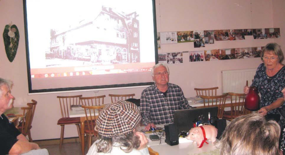AWO IMPULSE Foto: Helga Muderer Ortsvorsitzender Peter Honecker beim Vortrag mit historischen Aufnahmen von Ochsenfurt und Umgebung.