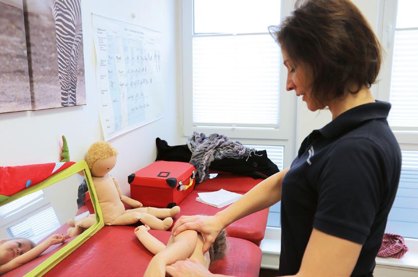 Gesundheit Puppe Paula macht es vor, gibt Mut und motiviert Mit leichtem Druck auf bestimmte Muskelbereiche aktiviert Physiotherapeutin Bianca Sippel angeborene Bewegungsmuster bei Kindern.