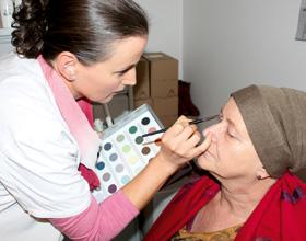 Farbtupfer: Die Palette an passenden Kosmetikprodukten ist breit. herapiezentrum Im Kampf gegen Krebs hat sich die Chemotherapie bewährt.