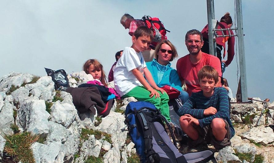 Kurz gemeldet Auf dem Gipfel der Schlicke VON PROF. HANS FREI Familie am Gipfel der Schlicke über der Otto-Mayr-Hütte. Foto: Prof.