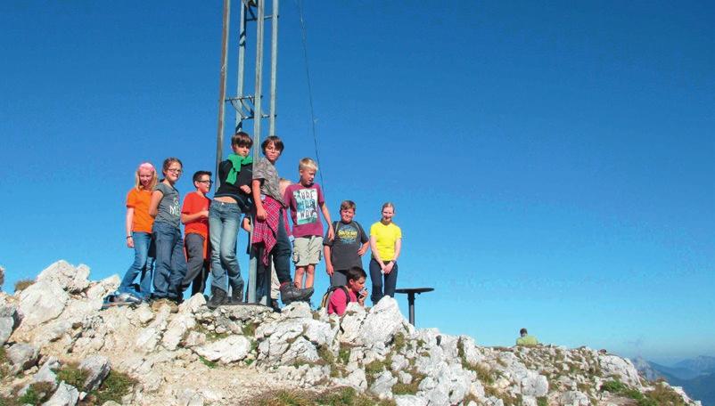Aus den Abteilungen Sektion Friedberg Kindergruppe Willi-Merkl-Hütte, wir kommen! VON DIANE JAHR & MAT THIAS SCHIEBELSBERGER riesige Gipfelkreuz.