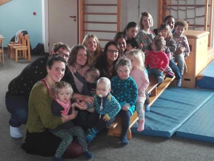 Krabbelgruppe unserer Pfarreiengemeinschaft Die Krabbelgruppe ist ein wöchentlicher Treffpunkt für Mamas und Papas mit Kindern. Momentan sind die Kinder im Alter von 7 Monaten bis 3 Jahre.