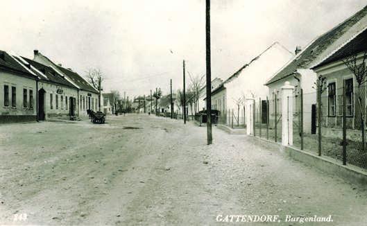 Oben: Obere Dorfstraße - links das Neue Schloss, rechts der Meierhof und das