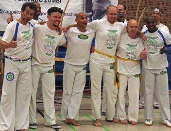 Diese ist in der Capoeira eine sehr große Ehre, denn es heißt nun, mehr Verantwortung zu tragen und ein Vorbild für die anderen zu sein.