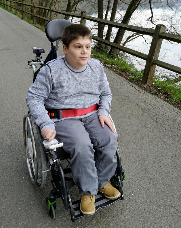 Lucas erster selbstständiger Ausflug Lucas ist ein 21jähriger junger Mann. Er ist von Geburt an schwerbehindert und ist ständig auf einen Rollstuhl angewiesen.