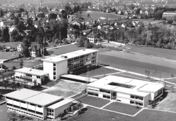 Die Kantonsschule Zürcher Oberland (KZO), 1. Bauetappe 1952. Das erste Landgymnasium im Kanton Zürich ist ein hervorragendes Zeugnis der Nachkriegsarchitektur. (Foto Archiv Geschichte Wetzikon).