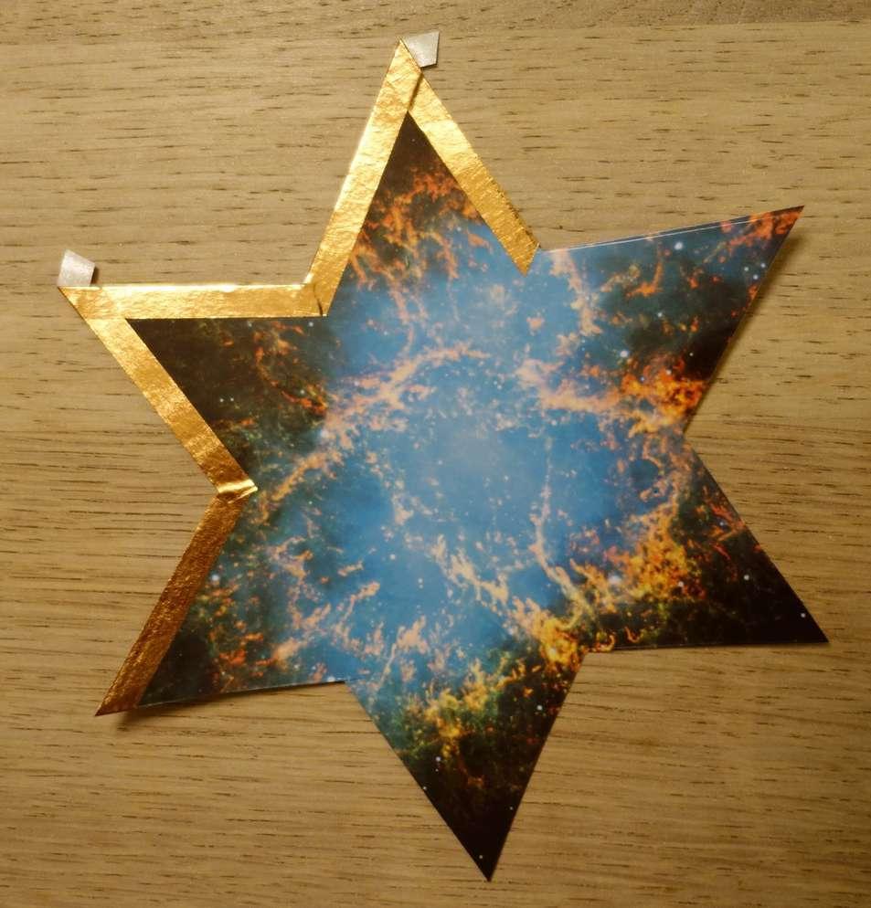Stern ausschneiden Die Kanten des Sterns mit Washi Tape bekleben. Jede Kante einzeln mit Tapestreifen bekleben, dabei von innen zur Spitze kleben.