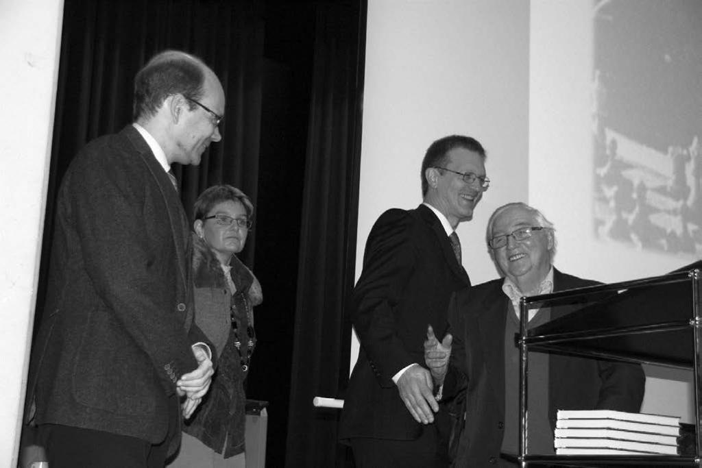 32 Schachzeitung Rheinland-Pfalz Februar 2012 PSB-Präsident Bernd Knöppel, SSV-Vize-Präsidentin Marion Thewes, SSV-Präsident und