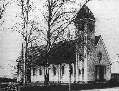 Klarenbachkapelle vor 1955: 1908 Einweihung der ersten Kirche (genannt Betsaal ) für Holthausen, Heyestraße/Ecke Niederheid Straße (heute Henkelstraße, Standort der Henkel-Feuerwehr) 16.5.1933 Namensgebung: Klarenbachkapelle 29.
