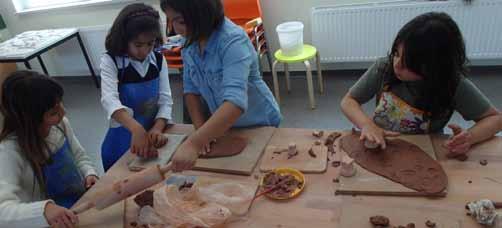 09. Juni 2015 Claudia Klinkert Keramikwerkstatt Nützliche Kleinigkeiten für den Schulgarten Heute konnten die Kinder als Einstieg ein oder mehrere Daumenschälchen fertigen, welche als Ausgangsbasis