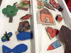 Dazu haben die Kinder ihre frei gewählten Motive auf Pappe gemalt, diese ausgeschnitten, mit Farbe (Abtönpaste) bestrichen und auf den Stoff gedruckt.