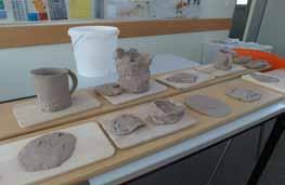 14. April 2015 Claudia Klinkert Keramikwerkstatt Erste Objekte und Gefässe entstehen Annäherung an das Material Ton Heute haben die Schüler zum ersten Mal während der Projektzeit mit dem