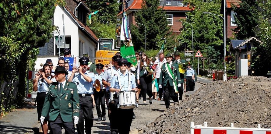 Denn auf der Marschstrecke gab es eine große Baustelle, sodass die fünf Vereine, begleitet vom Musikzug der Goslarer Feuerwehr, sich an Absperrungen und Steinhaufen vorbeiwinden mussten, bevor er im