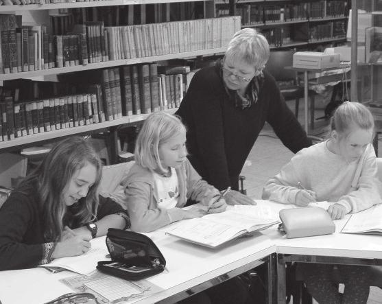 LfG AKTUELL Rückblick auf das erste Jahr Seit dem 20. August 2001 ist die Bibliothek im Landfermann-Gymnasium montags bis freitags von 9.30 bis 14.00 Uhr geöffnet.