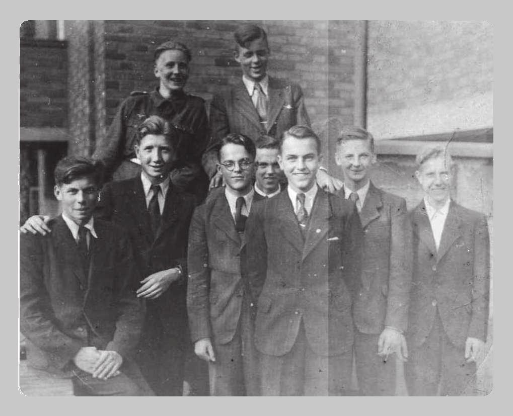 LfG NOSTALGISCH Foto von Schülern des Abiturjahrgangs 1944/45 Links: vermutlich im Frühjahr 1943 aufgenommen - vordere Reihe: Günther Bonmann (seit 26.