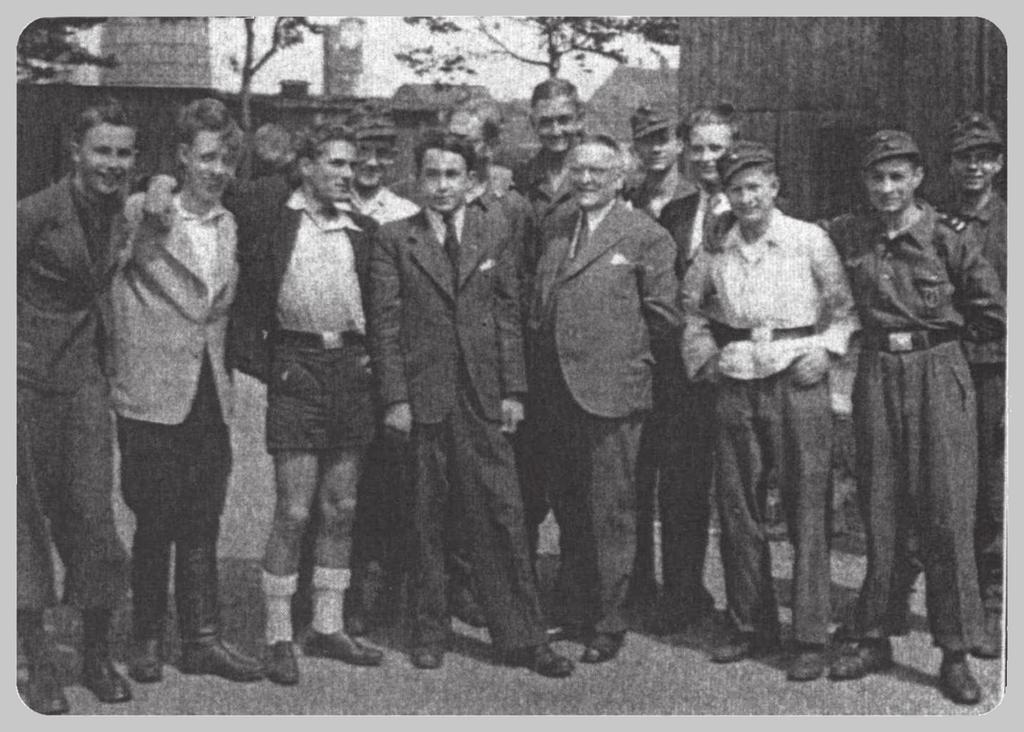 Elmar Grunwald (Abitur 1949), Theo Simons (Abitur Herbst 1946) - hinten: Wolfgang Röder (in Luftwaffenhelfer-Uniform, nicht im Verzeichnis der Abiturjahrgänge ) und Reinhard Bock (Abitur Ostern 1946).