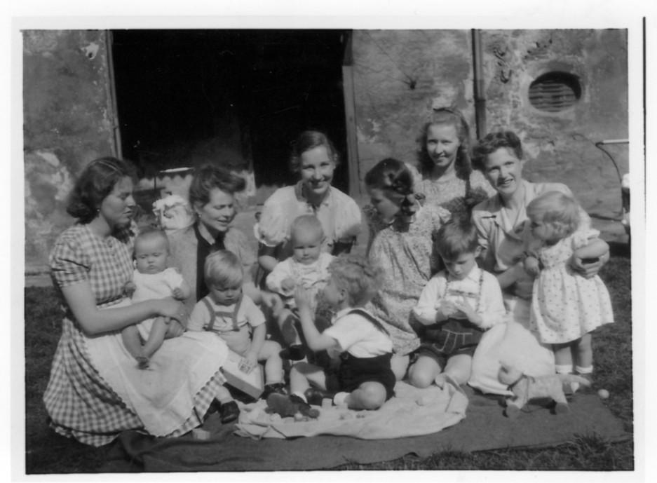 245 Abb. 30: Links im Bild: Gräfin Schall mit Tochter Elisabeth. In der Bildmitte: Sibylla Kähler mit Sohn Christoph im Frühjahr 1945 in Freiberg. 2.