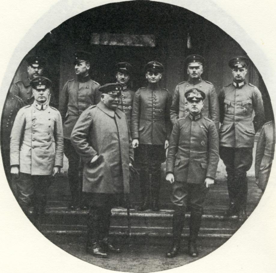 34 Abb. 4: Adolf von Carlowitz mit seinem Stab im Ersten Weltkrieg Wegen seiner Verdienste in der Abwehrschlacht von Smorgon- Krewo vom 19. bis 25.