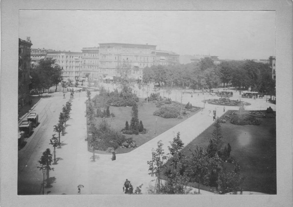 39 Leipzig versetzt und anschließend weiter nach Dresden beordert wurde 64 : Abb. 8: Der Lützowplatz in Berlin, 1894 Esther von Carlowitz wurde in das ausgehende lange 19.