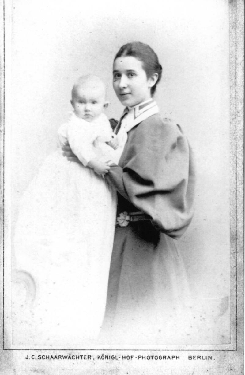 42 Abb. 9: Priska von Carlowitz mit ihrer Tochter Esther, Ende 1894.