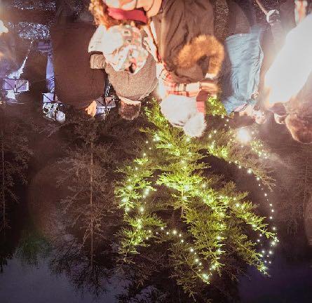 Nachdem sich die Teilnehmer mit Fackeln ausgestattet hatten, begaben sie sich auf den mit Kerzen erleuchteten Weg zum weihnachtlich beleuchteten Tannenbaum.