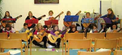 In den Vorspielstunden treten die Schüler sowohl einzeln als auch in verschiedenen Formationen auf, was das Zusammenspiel und das miteinander Musizieren interessant