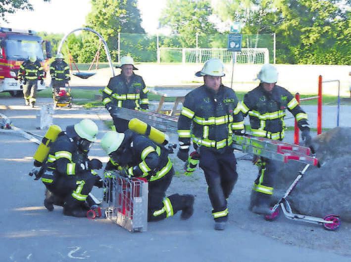 Rettung vom Vordach Jahreshauptprobe der Freiwilligen Feuerwehr Fronreute am Freitag, 28.
