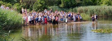 Taufgottesdienst / Kindersachenflohmarkt privat Der Taufgottesdienst am Jägerhaussee ist in den letzten Jahren ein Highlight in der Region geworden.