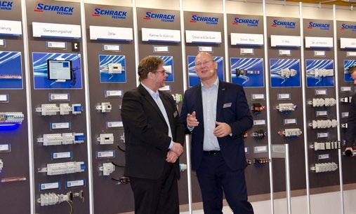 HINTERGRUND Schrack-Geschäftsführer Viktor Eßbüchl (re.) stellte die neuen Produkte und Services vor hier mit Stefan Hammer die Schutzschalter.