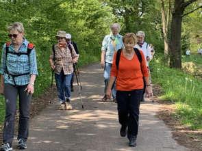 Am Anfang der Wanderung musste eine starke Steigung überwunden werden. Das Wetter war bei 8 C, bei Sonnenschein und etwas Wind genau das richtige Wanderwetter. Es war einfach schön.