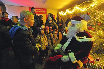 Borkower Wiehnacht Fröhliche Weihnachten hieß es auch am 21.12.2019 in Borkow an der Feuerwehr. Die Kinder backten Plätzchen und bastelten Weihnachtsdekoration.