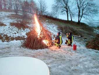 Oppurg - 9 - Nr. 2/2017 Weihnachtsbaumverbrennen Die Bodelwitzer Feuerwehr und der Feuerwehrverein organisierten das alljährliche Weihnachtsbaumverbrennen und sorgten für das leibliche Wohl.