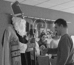 Hier überreicht der heilige Nikolaus gerade zwei besonders verdienten Messdie - nerinnen eine Tüte mit süßem Inhalt. Fronleichnam 2020 11.06.2020 in St.