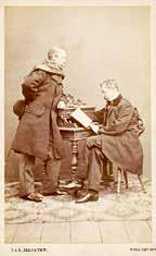 Joseph Victor von Scheffel im Chalet Klose in Thun Karl Klose (links) und Joseph Victor von Scheffel in Karlsruhe, um 1875. Julius und L. Allgeyer, artistischephotographische Anstalt, Karls ruhe.