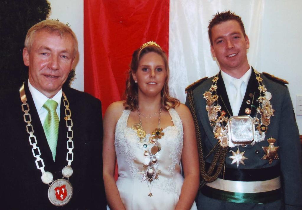 Vor der Stadtfahne: Bürgermeister Willi Schmidt sowie das junge Königspaar Jasmin
