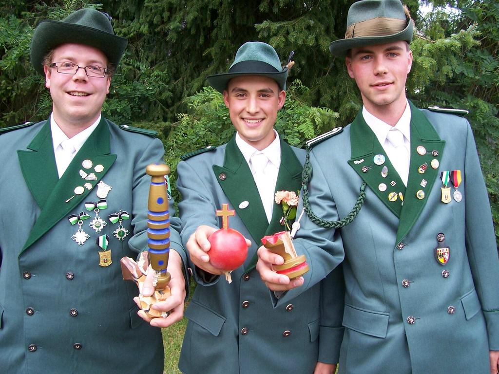 Die Prinzen (von links): Zepterprinz Bastian Heggemann, Apfelprinz Rouven Flender und