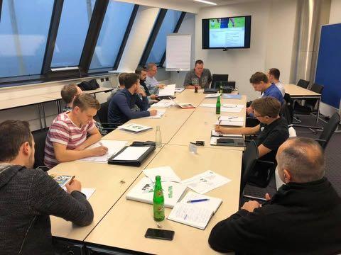 Gemeinsame Tagung in Wedau Am letzten November-Wochenende hatte der Verbandsschiedsrichterausschuss alle Obleute, Lehrwarte und Jungschiedsrichterreferenten der 13 Kreise zu einer gemeinsamen Tagung