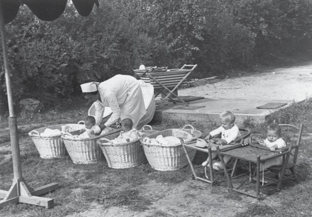 Um 1934, Säuglingsbetreuung im NS-Mütterheim an der Kleinen Blies 3.